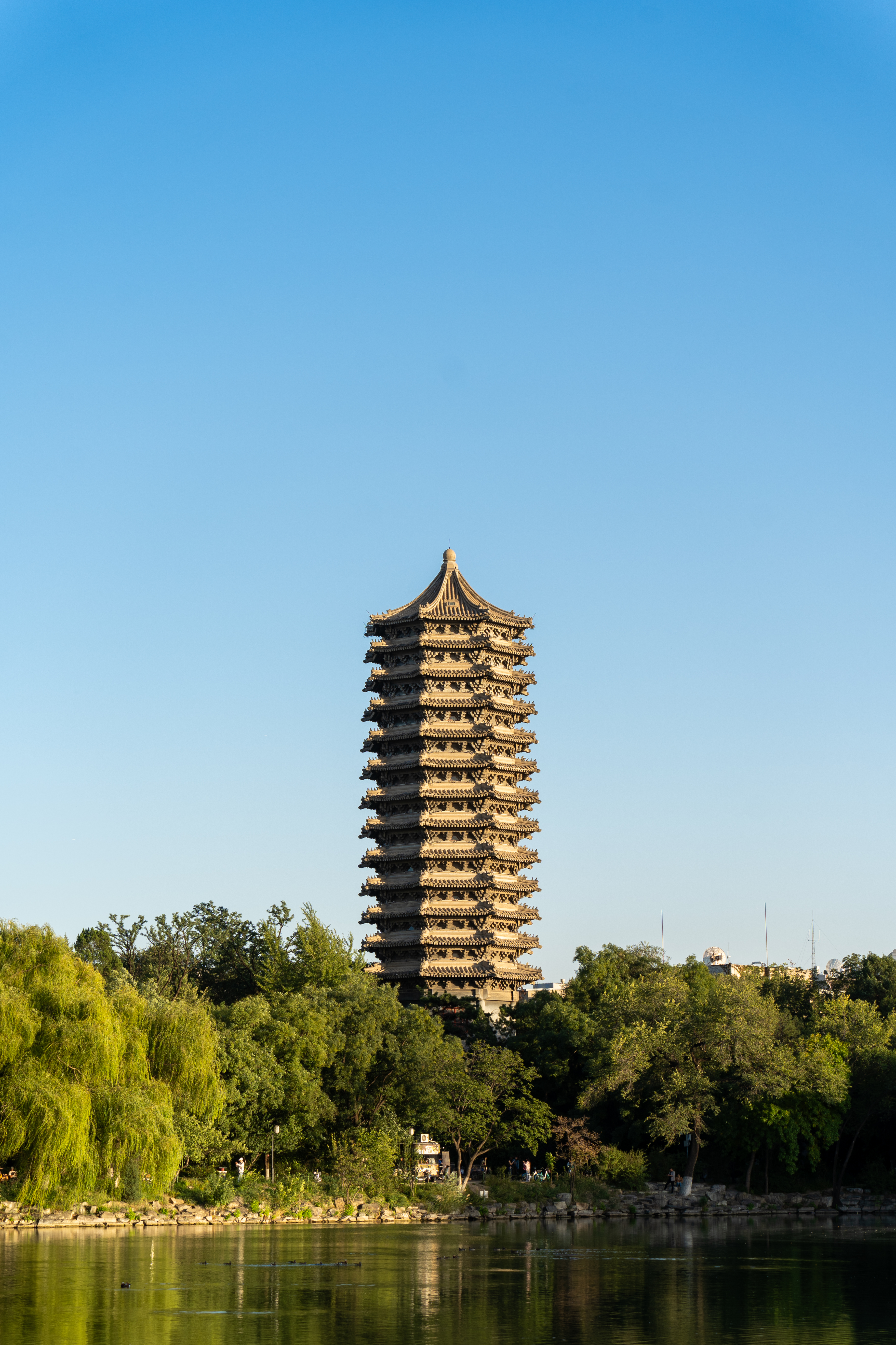博雅塔与未名湖，摄于北京大学。